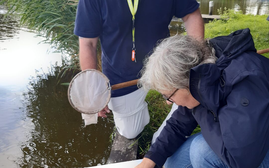 Citizen science groep meet waterkwaliteit